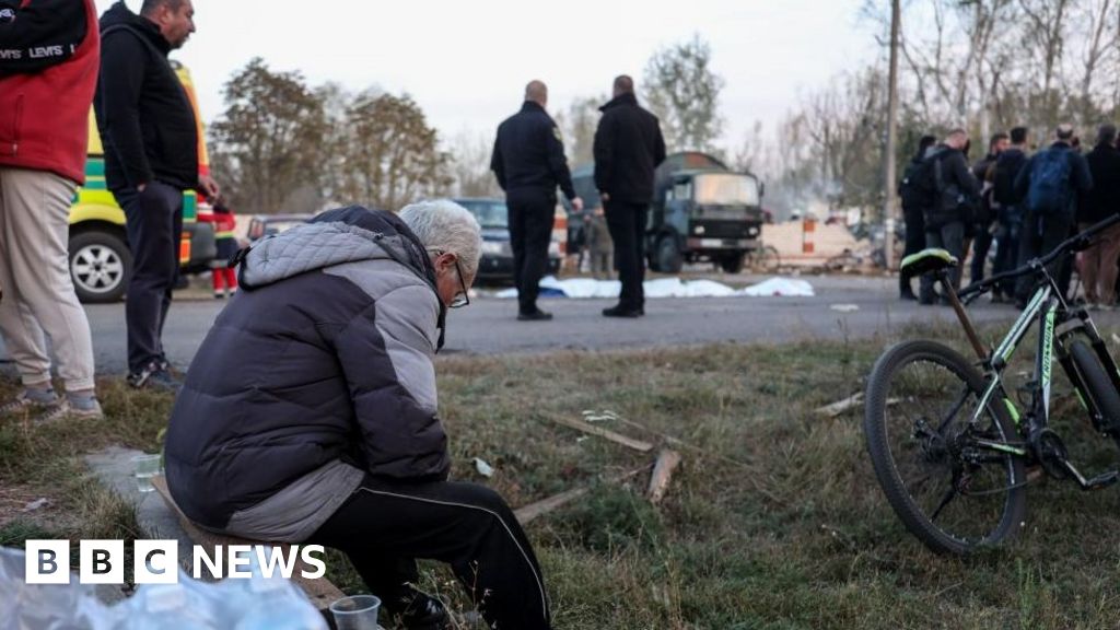 Хората от всяко семейство в украинското село Хроза са били