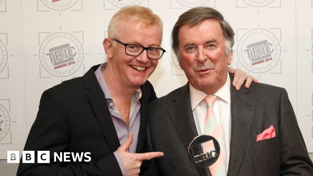 Evans pays tribute to Sir Terry Wogan at memorial service - BBC News