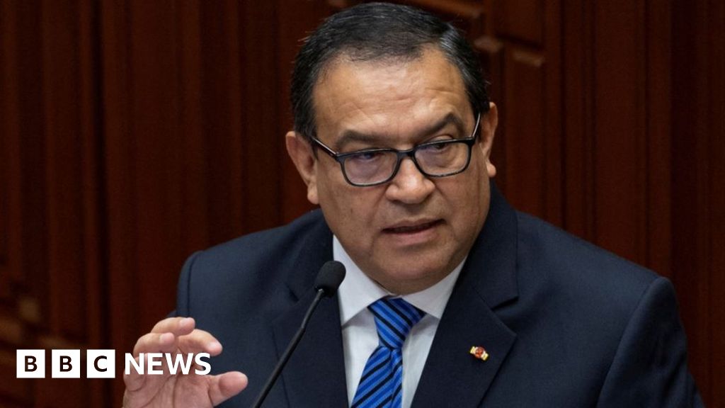 Перу Премиерът Алберто Отарола подаде оставка заради обвинения, че се