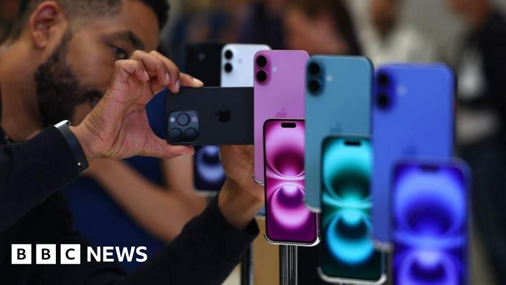 Apple braces for $900m blow from Trump tariffs thumbnail