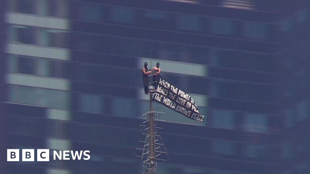 Two people climb to top of NYC's Empire State Building