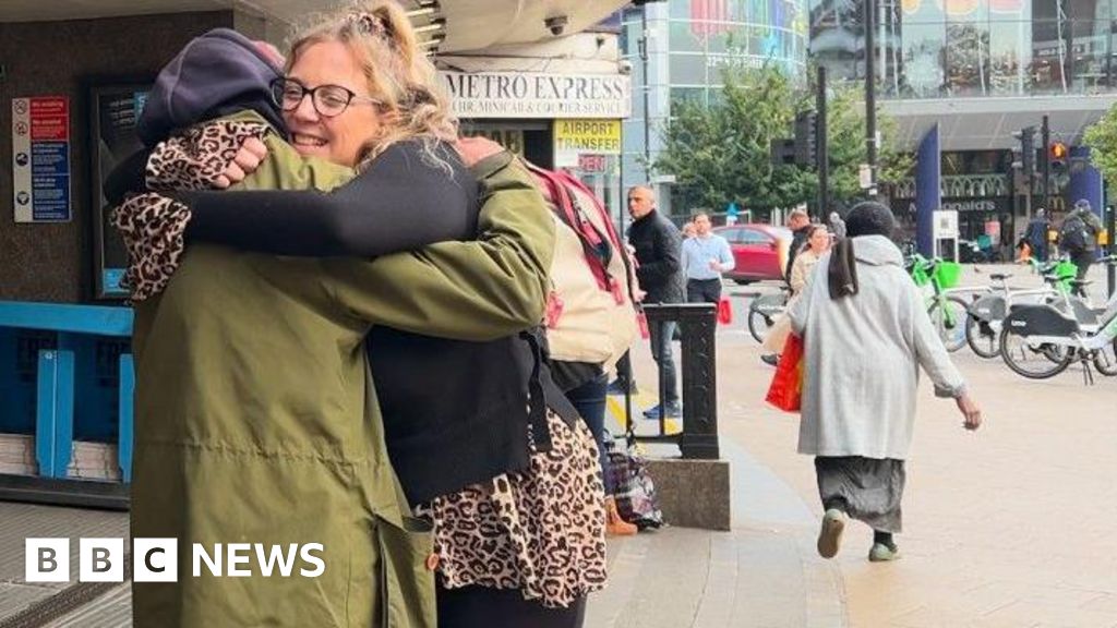 Charity worker helps woman find dad after 30 years