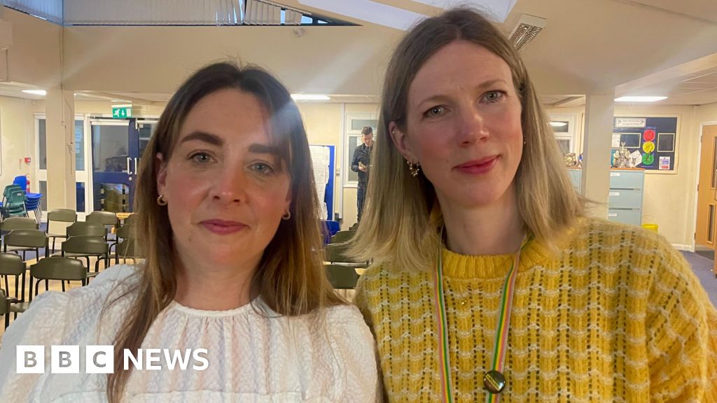 Stamford school parents sign mobile phone and social media pledge