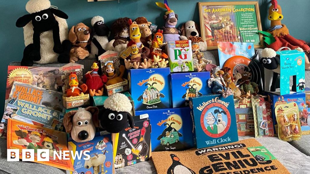 Wallace and Gromit fan has 1,000 memorabilia items in Norfolk