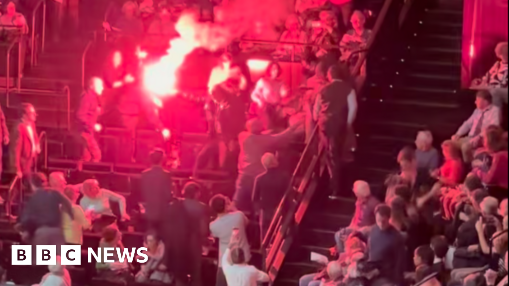 Four held after protesters set off flares during Israeli concert in Paris thumbnail