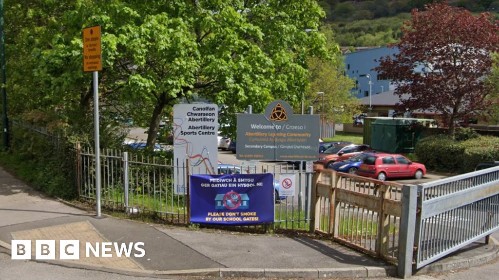 Abertillery: Three youngsters arrested for threatening lecturers