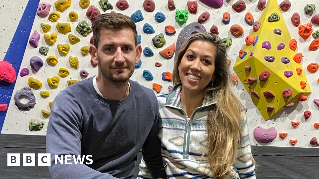 How people are falling in love on climbing walls