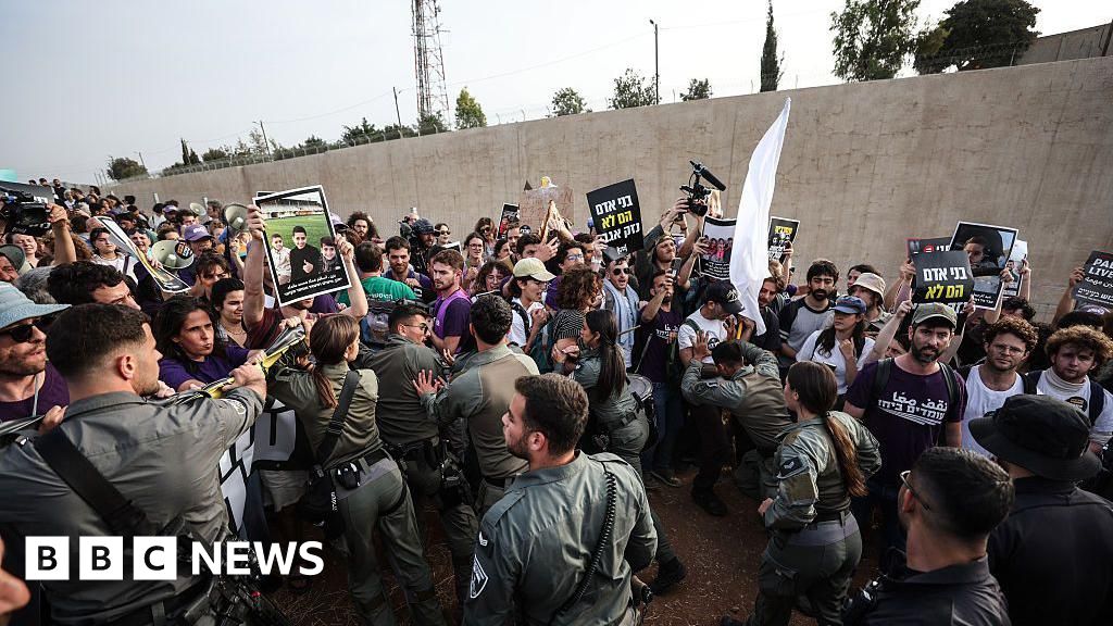 ‘The mood is changing’: Israeli anger grows at conduct of war