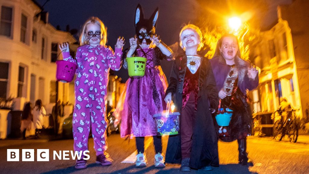 Libraries to host Halloween costume swap shops
