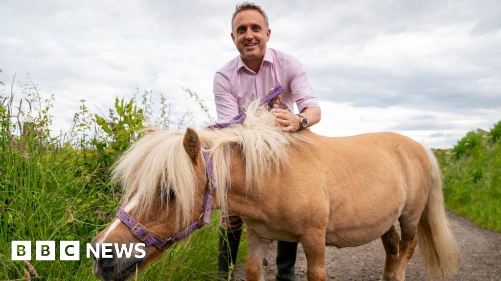 Scottish Lib Dems unveil election manifesto – BBC News