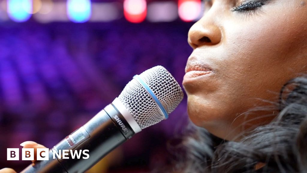 彼女はオバマのために歌ったが、今はトランプのために国歌を歌っている