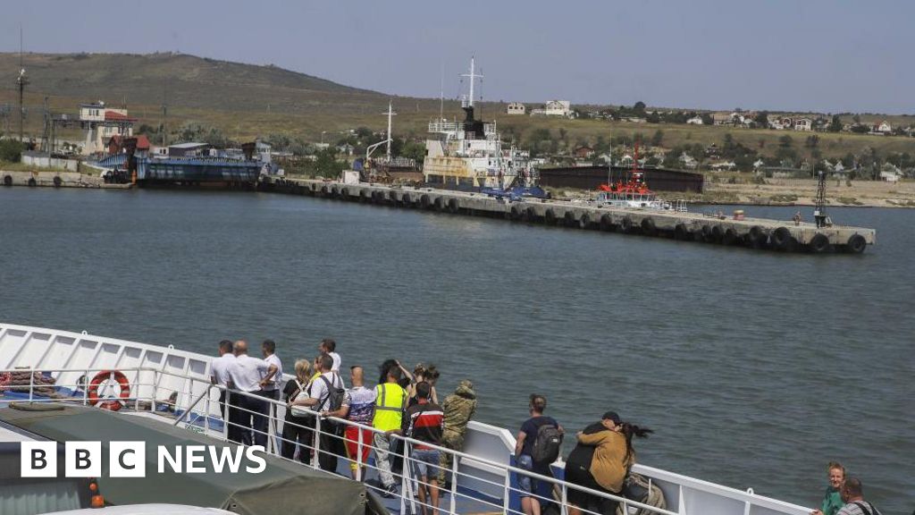 Bij een Oekraïense aanval op een veerboot in de Russische haven van de Kaukasus kwam één persoon om het leven
