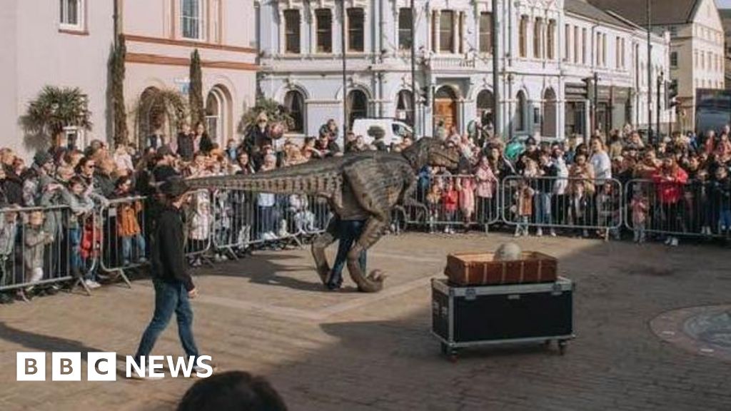 bbc.co.uk - Naj Modak - TV's Britain's Got Talent dinosaurs entertain Grantham children - BBC News