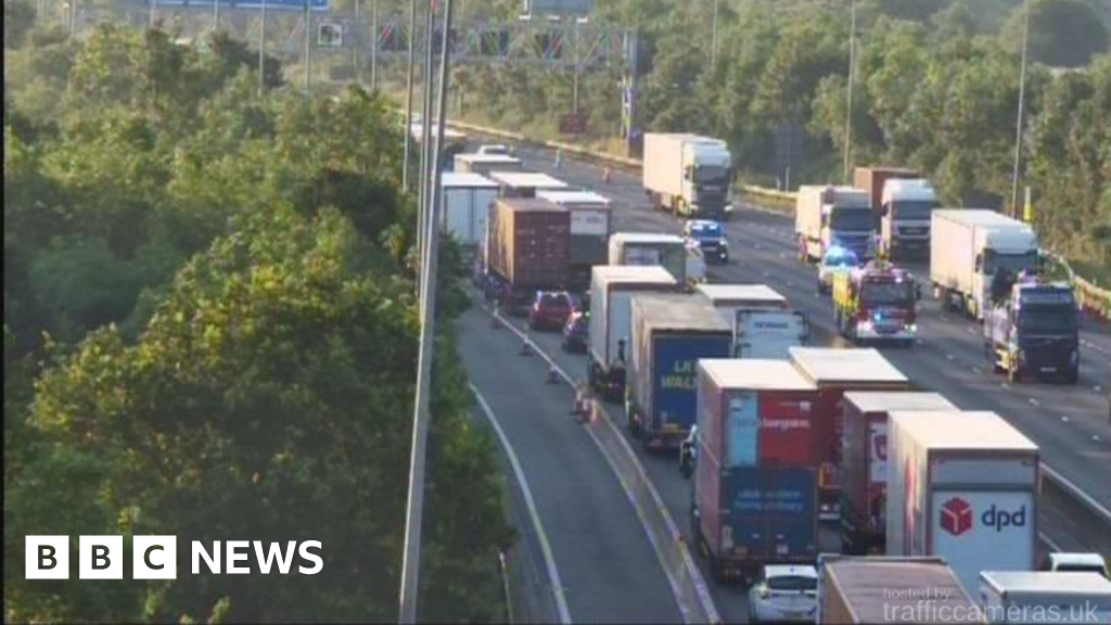 M25 Waltham Abbey Crash Leaves One Person With Serious Injuries 0196