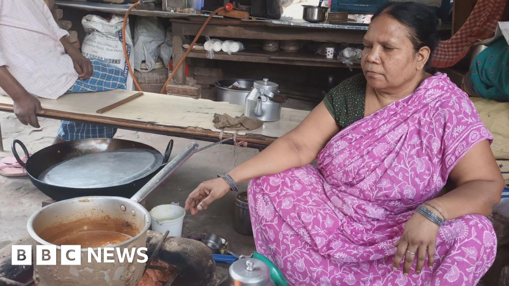 Indian migrant workers hit by cooking gas shortages are leaving cities