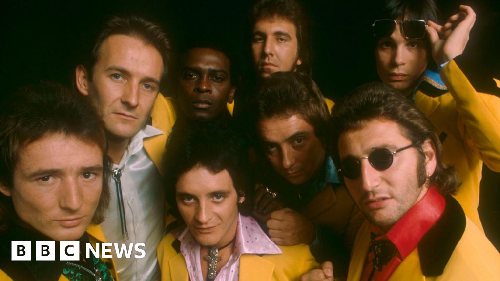 Tributes to Showaddywaddy guitarist after death