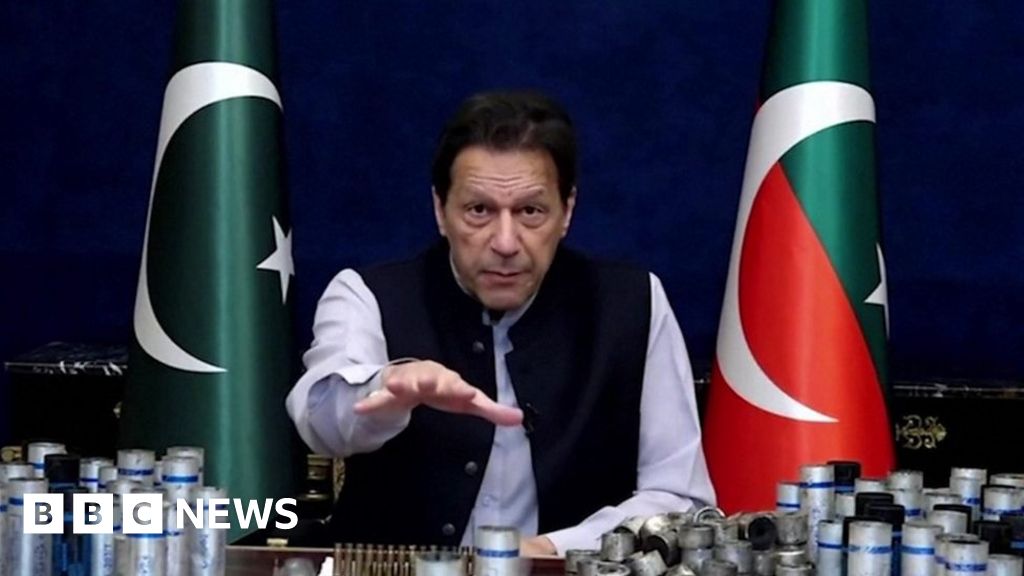 Der frühere Premierminister Imran Khan wird vor einem Gericht in Pakistan festgenommen