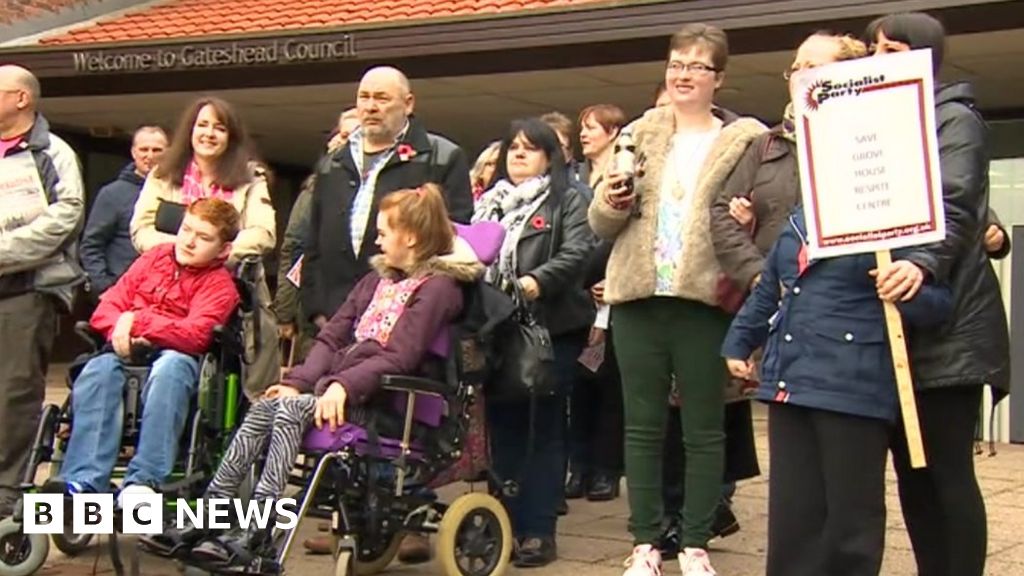Protest over threat to Gateshead children's centre - BBC News