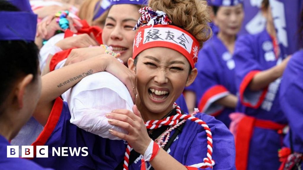 日本裸祭り：はだか祭りに女性が初めて参加