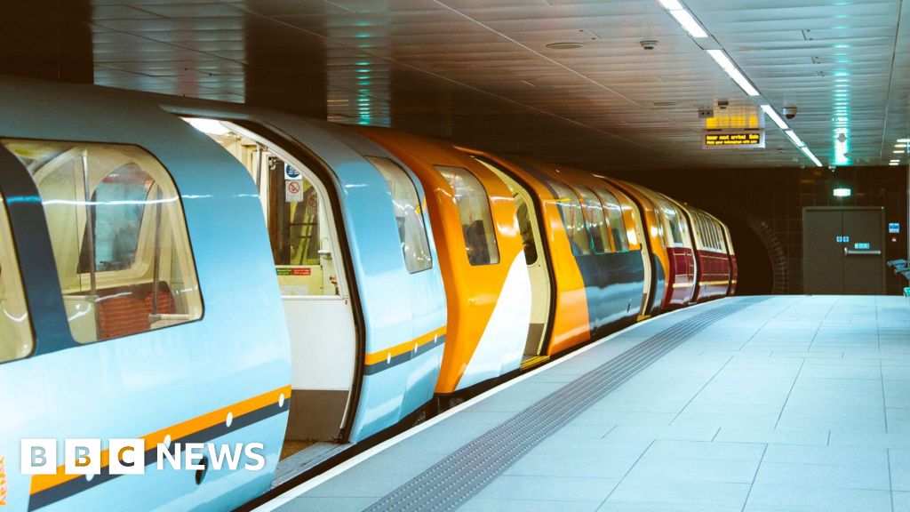 Glasgow says goodbye to old subway trains – BBC News