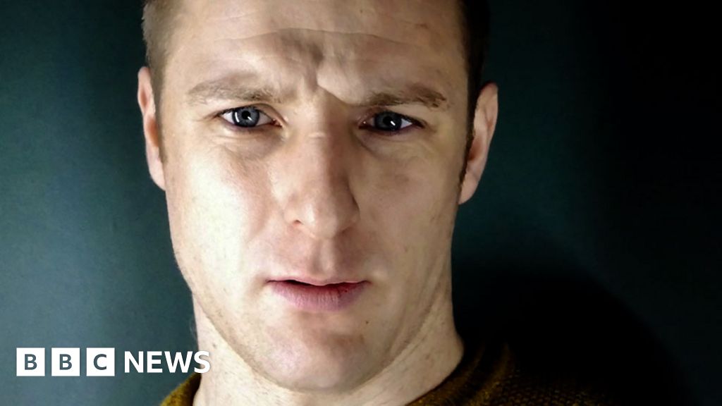 The actor who was really stabbed on stage - BBC News