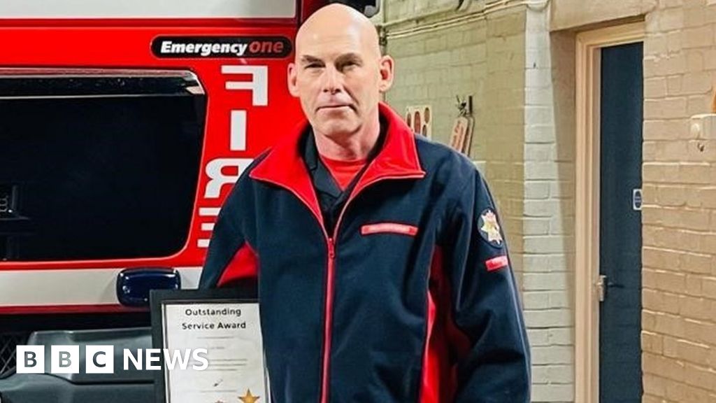 Norfolk fireman Carl Mills dies at fire station