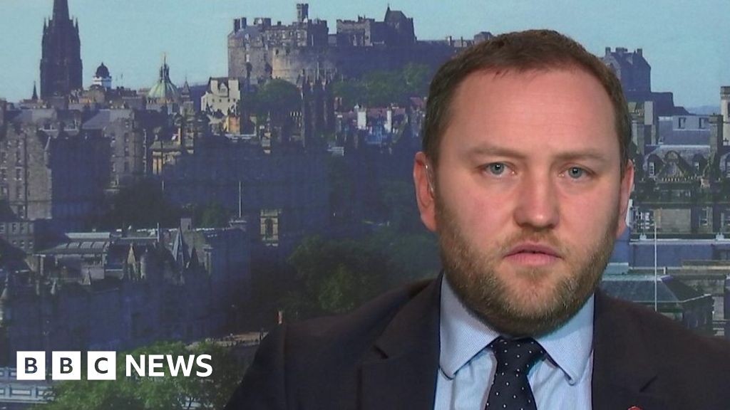 Ian Murray on Labour splits over Brexit policy - BBC News