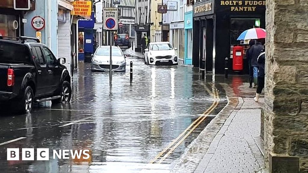 High Tide And Stormy Weather Floods Cornish Coastal Towns Bbc News