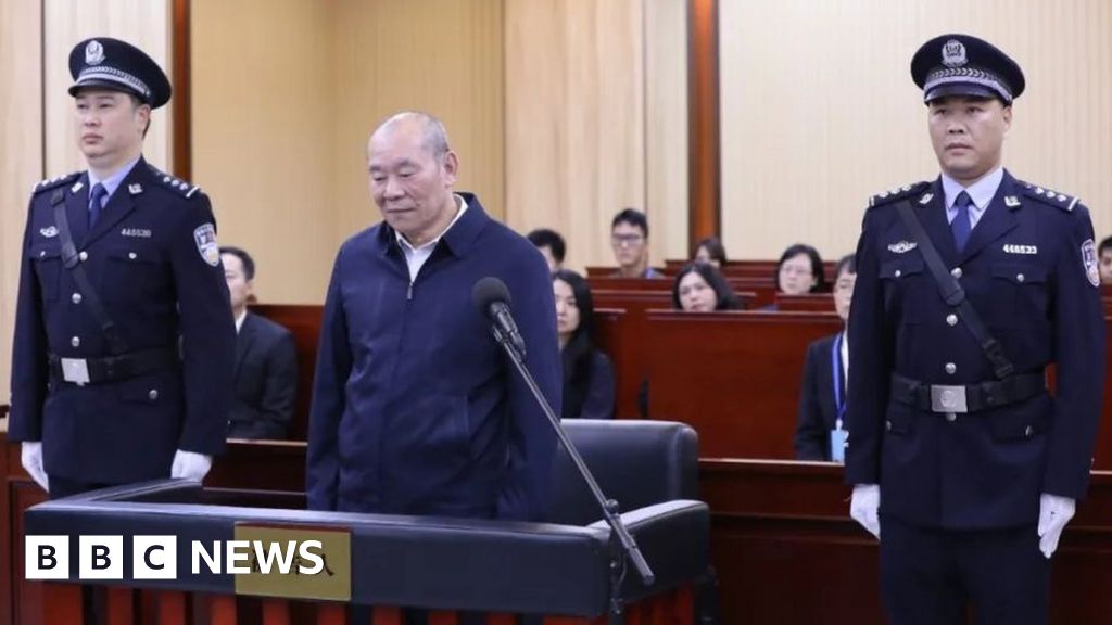 A Бивш банков мениджър в Китай беше осъден на доживотен