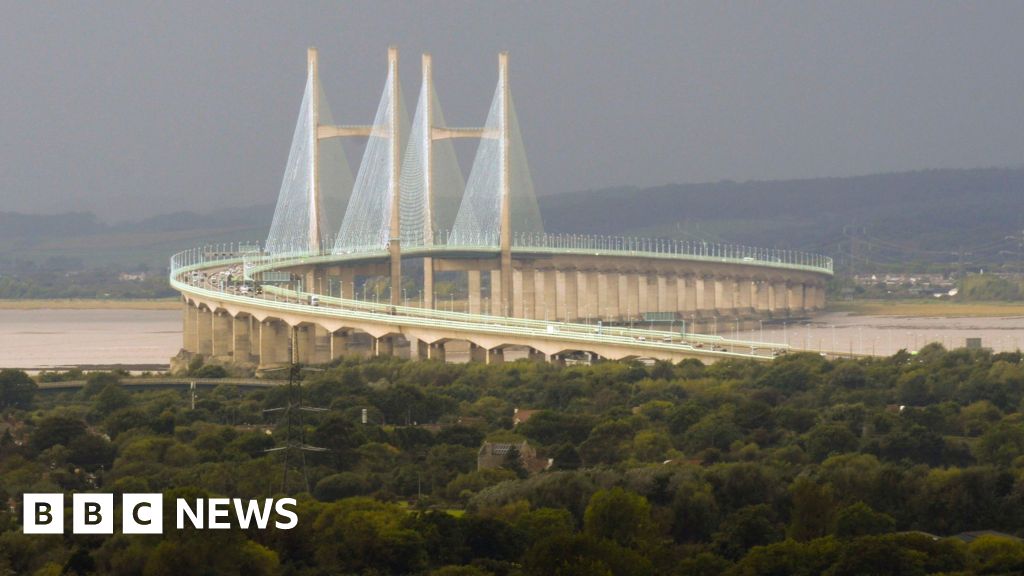 M4 traffic: Motorway closed on Prince of Wales bridge after crash