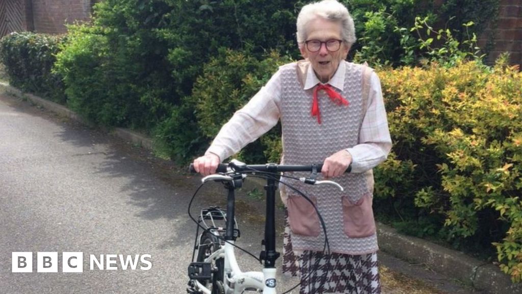 Berkhamsted woman, 89, delighted with new bicycle after theft BBC News