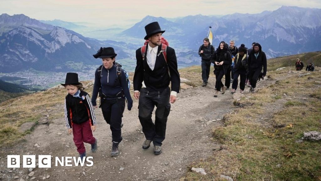Pizol glacier: Swiss hold funeral for ice lost to global warming - BBC News