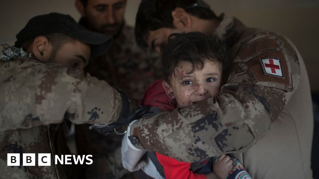 Mosul Iraq Battle Is Accused Of Shooting Civilians Bbc News