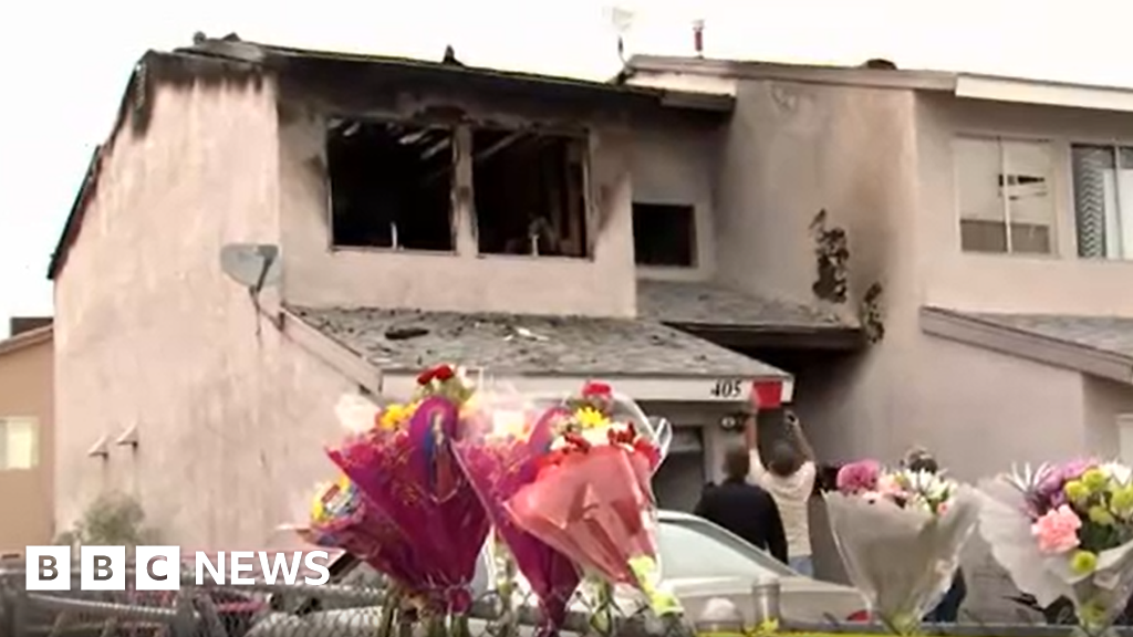 Пожар уби пет деца, докато баща пазаруваше коледни подаръци