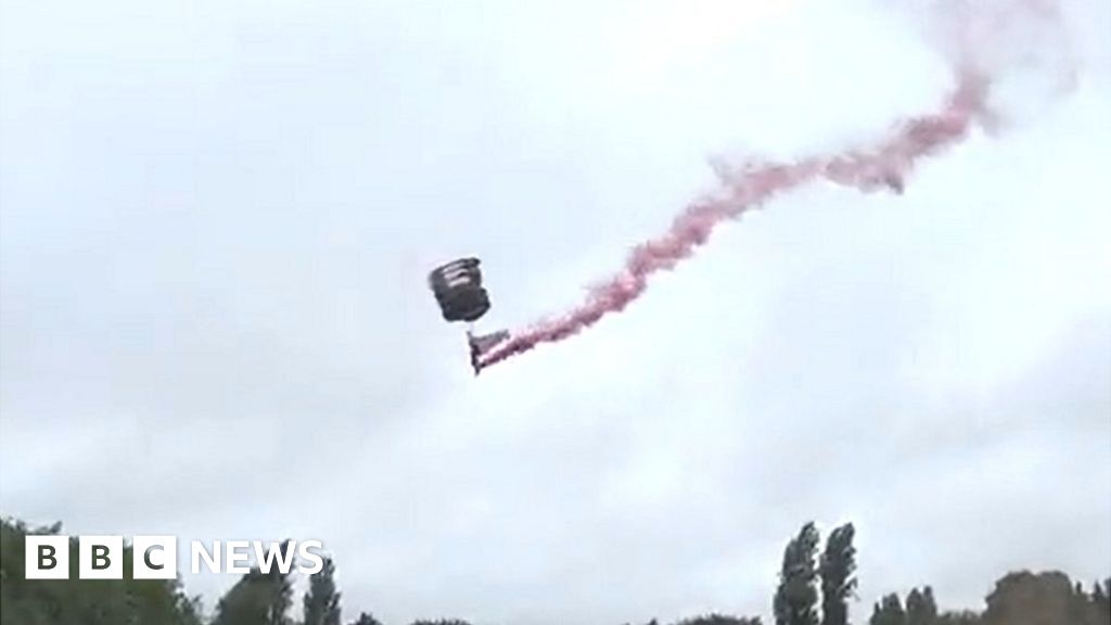 Queen's Baton parachutes into Wolverhampton park amid relay BBC News