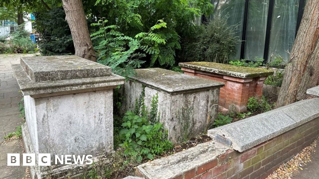 Arras Square: Suffolk police request railings to stop sex on tombstones