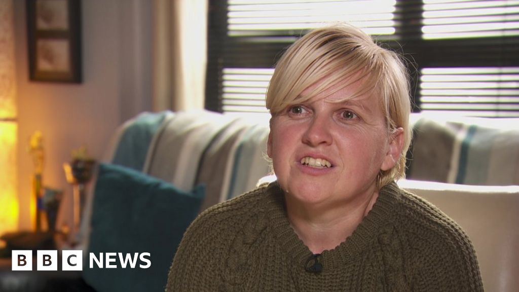 Bangor mother turned to food bank after benefits delay - BBC News