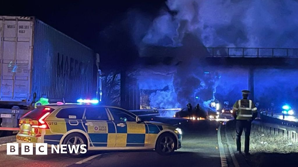 A12: Multi-vehicle crash closes major road in Essex - BBC News