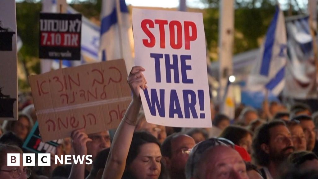 Watch: Protesters pack Tel Aviv square to demand Gaza ceasefire