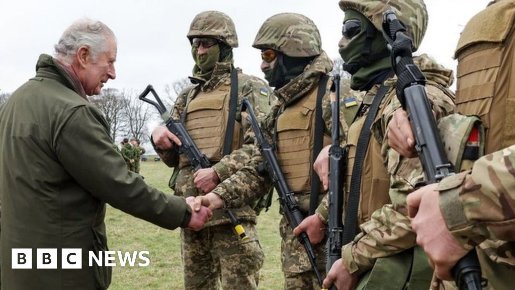 Re Carlo osserva l’addestramento delle truppe ucraine nel Wiltshire