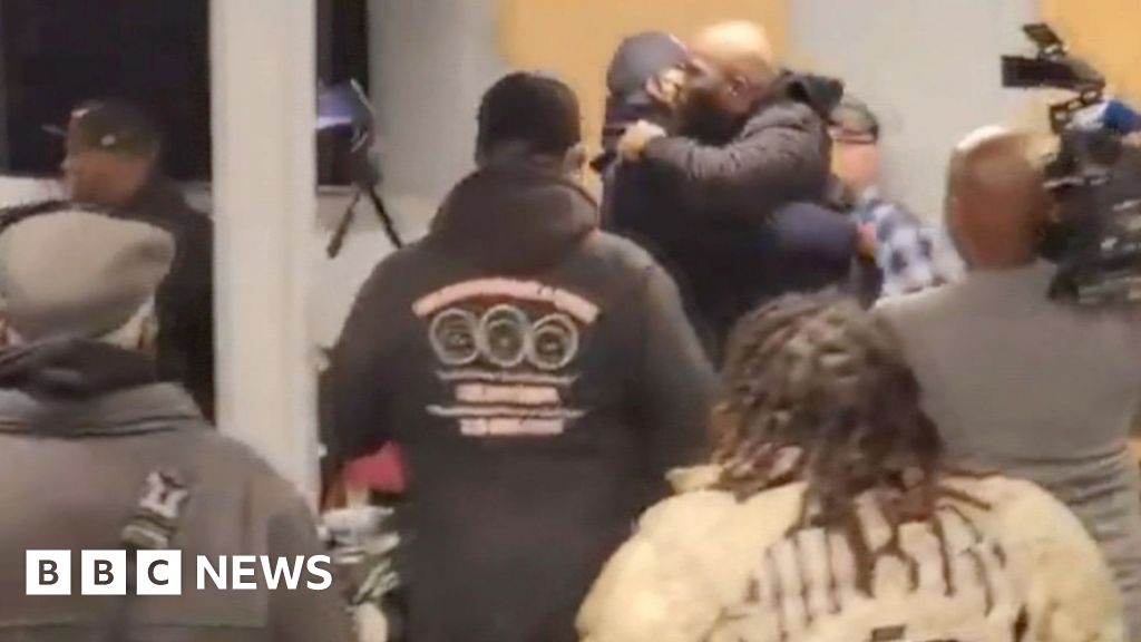 Brawl erupts at township board meeting involving US mayor