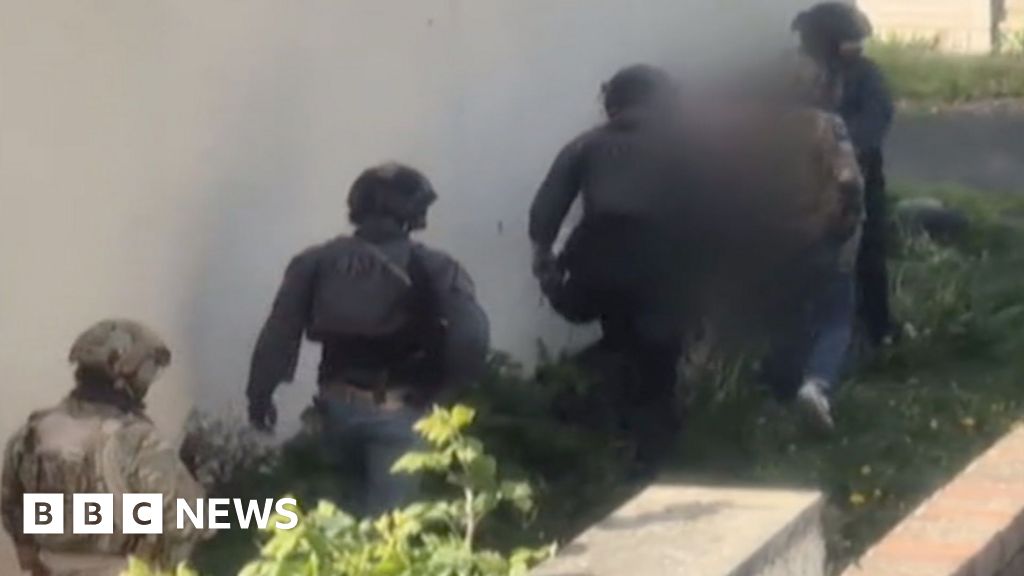 Eight men arrested in two separate anti-terror operations, Met police says