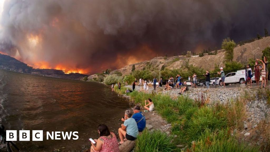 Горски пожари в Канада: Жителите се блъскат да бягат от пожари в Келоуна и Йелоунайф