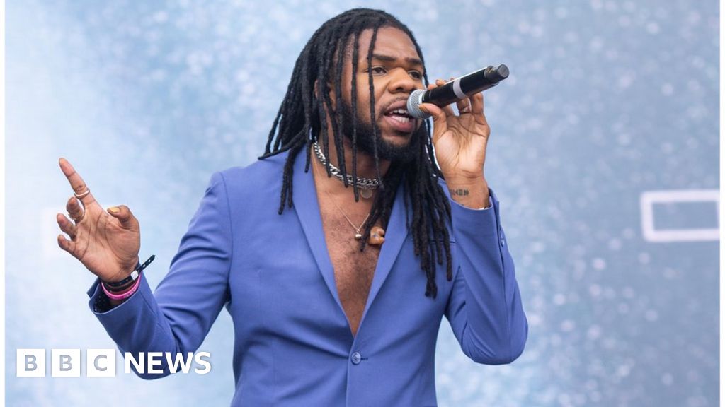 MNEK 'disappointed' in straight black men support