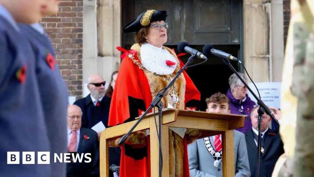 Worthing council votes to bring back mayoral robes