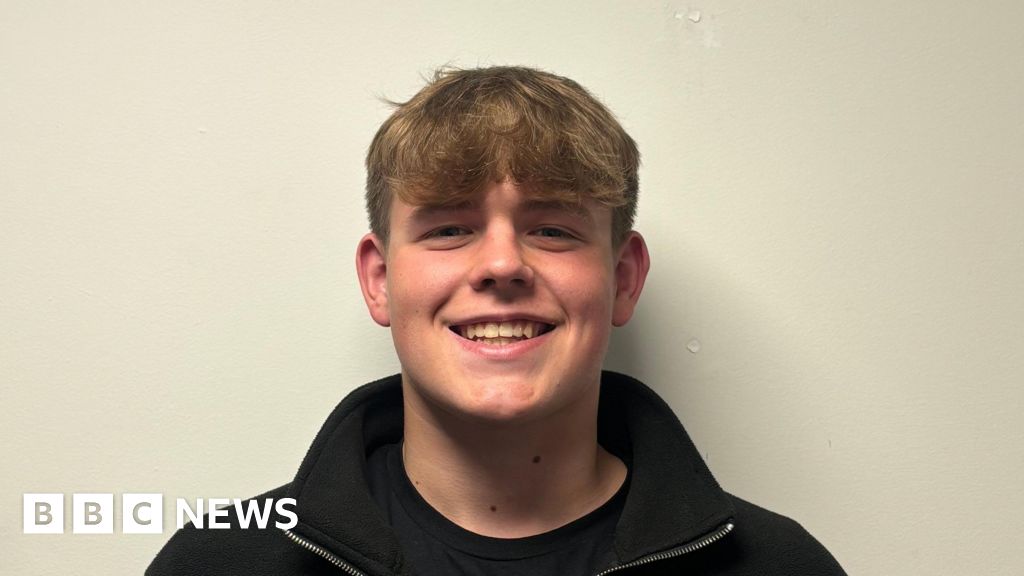 Teen battles jellyfish and strong currents to swim North Channel solo