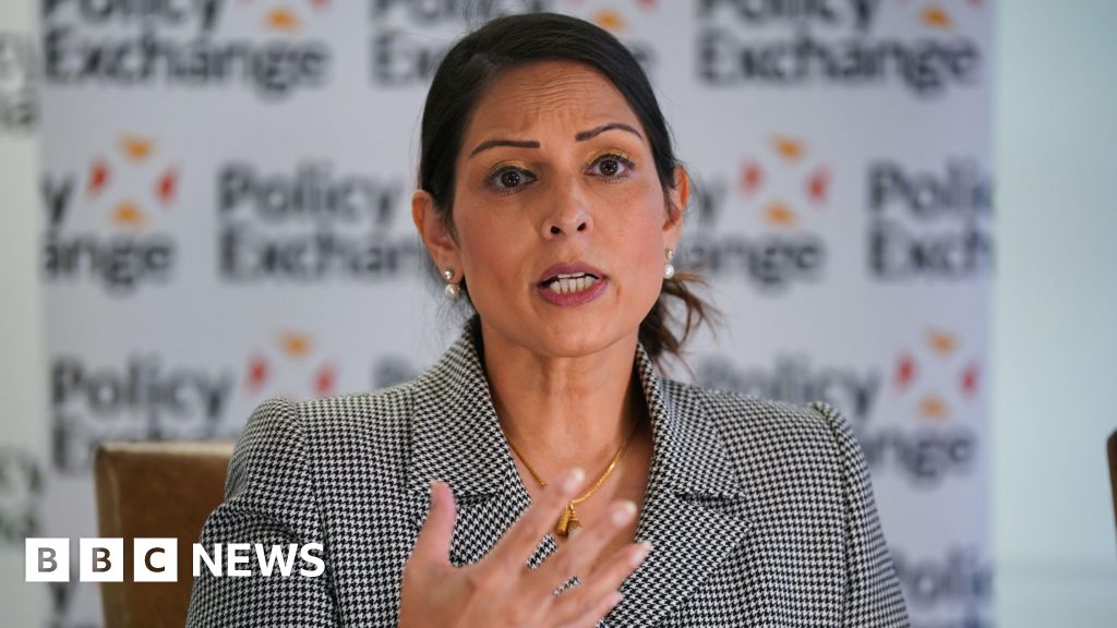 Priti Patel mengklarifikasi pertahanan rekor imigrasi partai