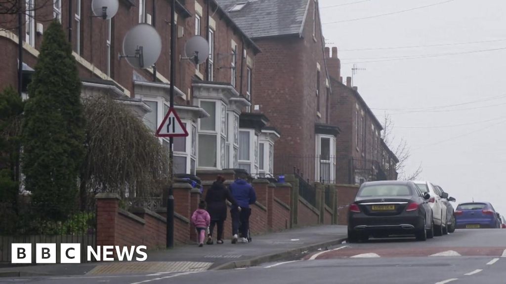 Covid: The 'working poor' are hardest hit, Sheffield study finds - BBC News