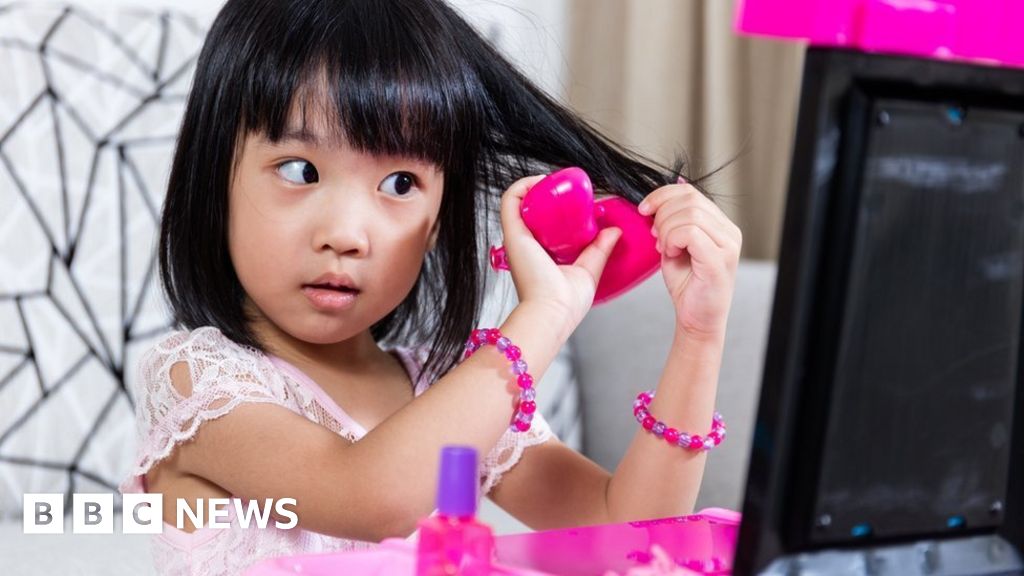 Don't buy pink toys for girls, parents told - BBC News