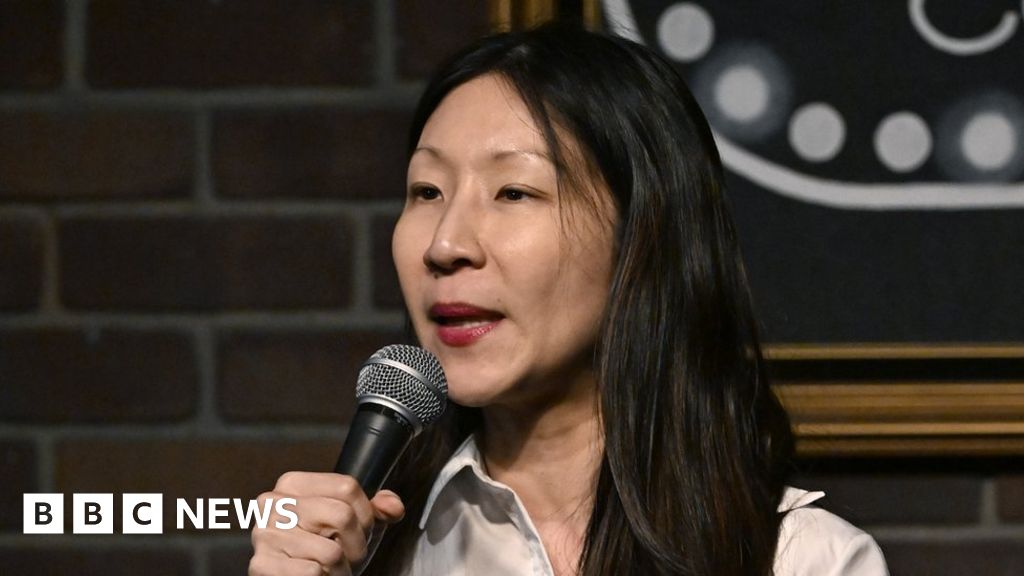 Jocelyn Chia：美国喜剧演员称马来西亚对 MH370 笑话的反应“荒谬” – BBC News